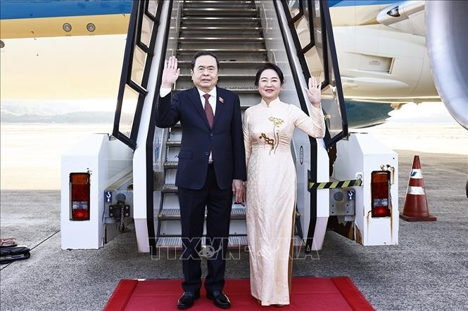 La ceremonia de despedida del titular de la Asamblea Nacional vietnamita, Tran Thanh Man, y su cónyuge en el aeropuerto de Nagasaki. La ceremonia de despedida del titular de la Asamblea Nacional vietnamita, Tran Thanh Man, y su cónyuge en el aeropuerto de Nagasaki.