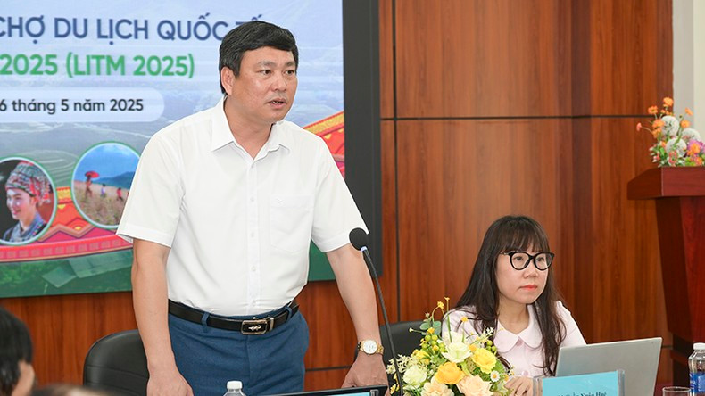 Tran Son Binh, subdirector del Servicio de Cultura, Deportes y Turismo de la provincia de Lao Cai, informa sobre la Feria.