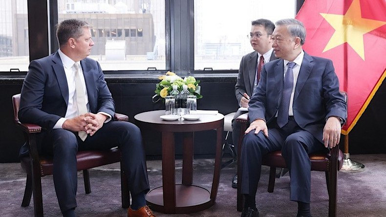 El máximo dirigente vietnamita recibe a Tim Hughes, vicepresidente sénior de SpaceX. El máximo dirigente vietnamita recibe a Tim Hughes, vicepresidente sénior de SpaceX.