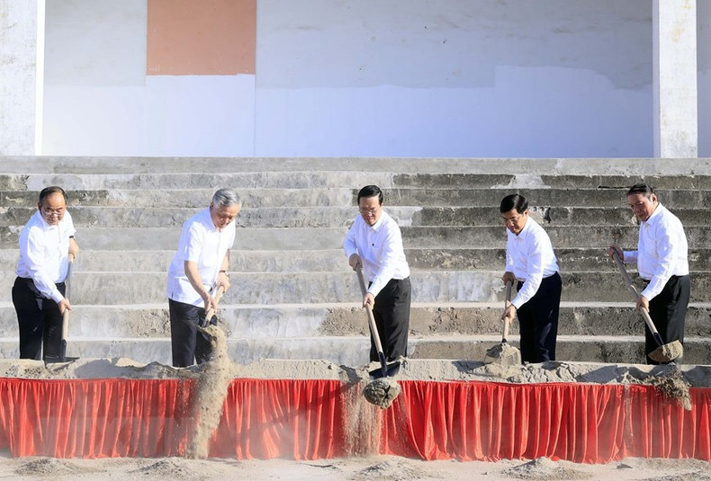 Vo Van Thuong y los delegados en la ceremonia de inauguración del proyecto para reparar la grada B del estadio Bac Giang.