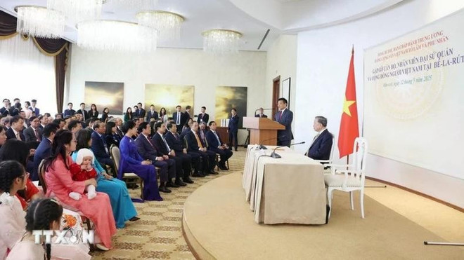 El secretario general del Partido Comunista de Vietnam (PCV), To Lam, se reúne con los funcionarios de la Embajada de Hanói en Minsk y la comunidad vietnamita en el país. (Foto: VNA) El secretario general del Partido Comunista de Vietnam (PCV), To Lam, se reúne con los funcionarios de la Embajada de Hanói en Minsk y la comunidad vietnamita en el país. (Foto: VNA)