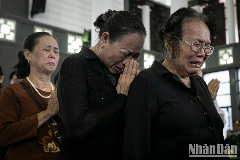 Muchas personas no pueden aguantar sus lágrimas. Muchas personas no pueden aguantar sus lágrimas.