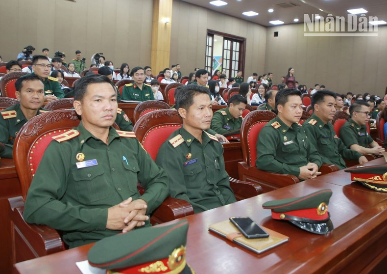 Delegados laosianos en el acto. Delegados laosianos en el acto.