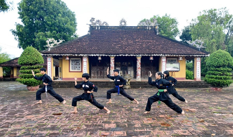 Una sesión de entrenamiento de artes marciales de estudiantes de artes marciales de la secta Bach Long en An Khe Truong, que en el pasado fue el punto de contacto de los hermanos Tay Son con el pueblo Ba Na para reunir fuerzas de construir un ejército insurgente. Una sesión de entrenamiento de artes marciales de estudiantes de artes marciales de la secta Bach Long en An Khe Truong, que en el pasado fue el punto de contacto de los hermanos Tay Son con el pueblo Ba Na para reunir fuerzas de construir un ejército insurgente.