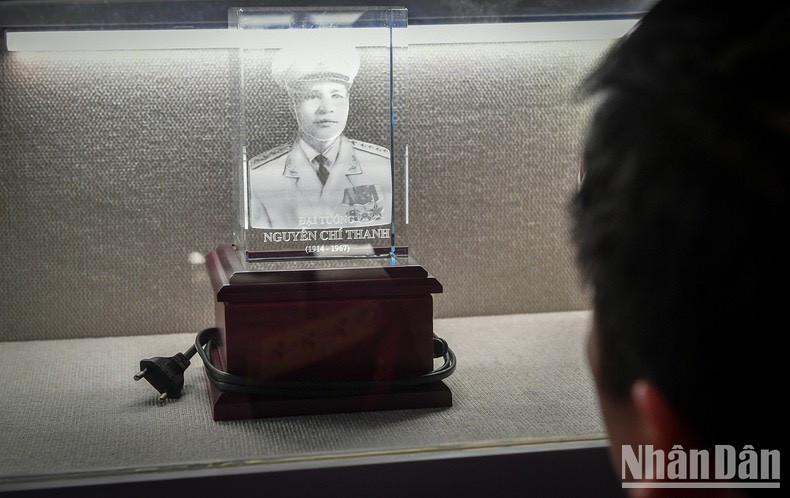 Retrato del General Nguyen Chi Thanh en el museo. Retrato del General Nguyen Chi Thanh en el museo.