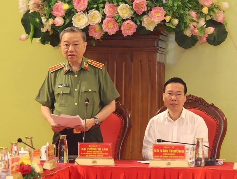 El general To Lam pronuncia el discurso de apertura. El general To Lam pronuncia el discurso de apertura.