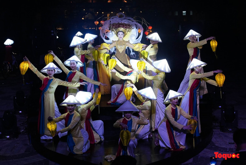 El Festival "Ilumina el cielo" crea un espacio vibrante con una serie de atractivos mini espectáculos. El Festival "Ilumina el cielo" crea un espacio vibrante con una serie de atractivos mini espectáculos.