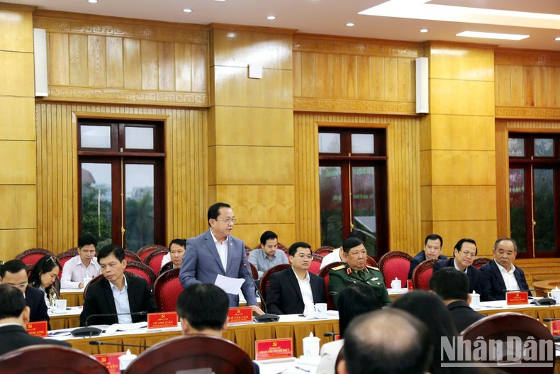 Un representante del Ministerio de Finanzas expresa su opinión. Un representante del Ministerio de Finanzas expresa su opinión.