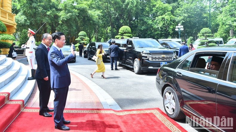 El presidente vietnamita se despide del primer ministro de Malasia, Anwar Ibrahim El presidente vietnamita se despide del primer ministro de Malasia, Anwar Ibrahim