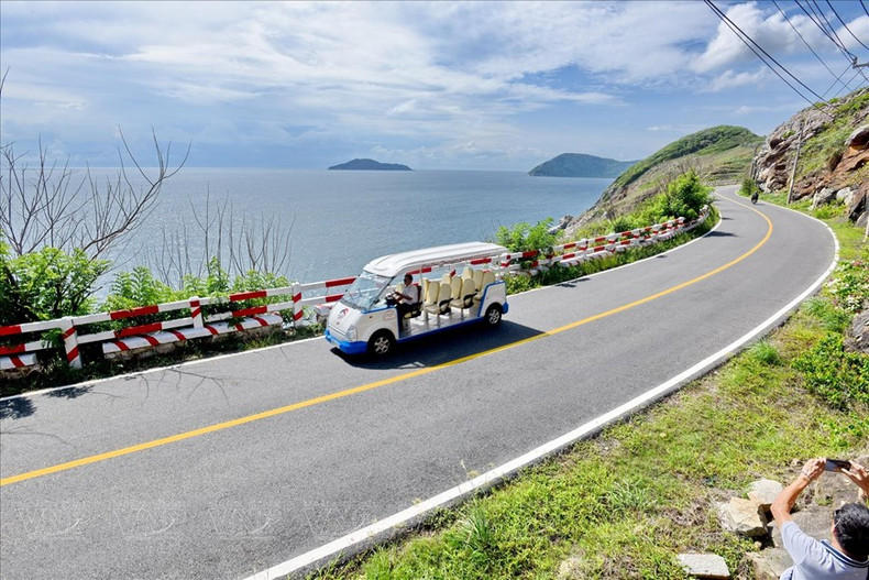 El camino hacia el centro del distrito de Con Dao serpentea entre montañas y olas.