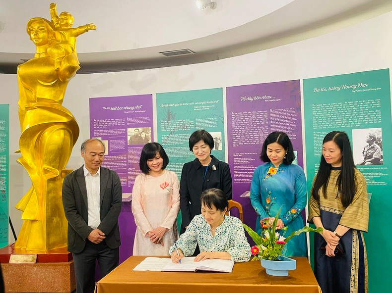 La esposa del primer ministro de Japón, Ishiba Yoshiko, firma el libro de visitas del museo. La esposa del primer ministro de Japón, Ishiba Yoshiko, firma el libro de visitas del museo.