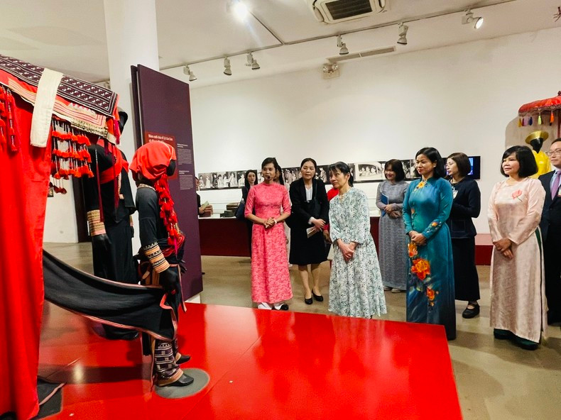 La esposa del primer ministro de Japón, Ishiba Yoshiko, visita la exposición del traje tradicional de la etnia Dao. La esposa del primer ministro de Japón, Ishiba Yoshiko, visita la exposición del traje tradicional de la etnia Dao.