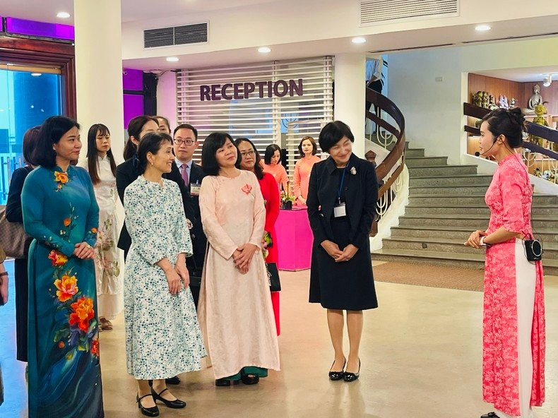 La esposa del primer ministro de Japón, Ishiba Yoshiko y la delegación escuchan una introducción sobre la historia de la formación y el desarrollo del Museo de la Mujer de Vietnam. La esposa del primer ministro de Japón, Ishiba Yoshiko y la delegación escuchan una introducción sobre la historia de la formación y el desarrollo del Museo de la Mujer de Vietnam.