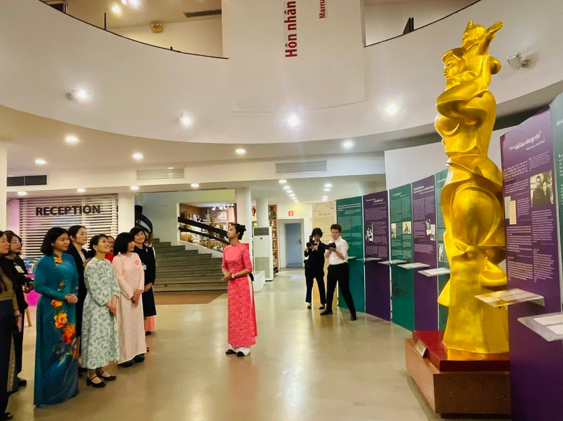 La esposa del primer ministro de Japón, Ishiba Yoshiko, aprende sobre la historia, la cultura y la vida de las mujeres vietnamitas a lo largo de la historia. La esposa del primer ministro de Japón, Ishiba Yoshiko, aprende sobre la historia, la cultura y la vida de las mujeres vietnamitas a lo largo de la historia.