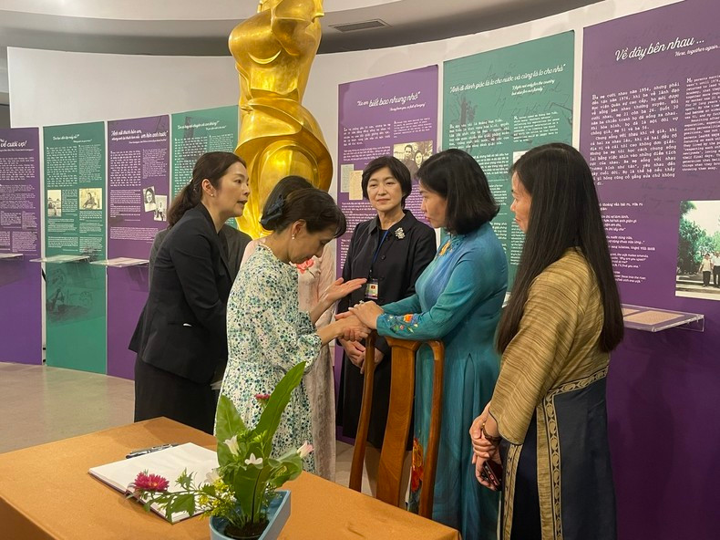 La esposa del primer ministro de Japón, Ishiba Yoshiko, expresa su admiración por las contribuciones y los sacrificios de las mujeres vietnamitas tras visitar el museo. La esposa del primer ministro de Japón, Ishiba Yoshiko, expresa su admiración por las contribuciones y los sacrificios de las mujeres vietnamitas tras visitar el museo.