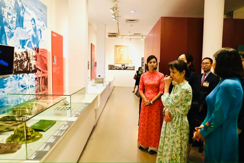 La mujer del primer ministro japonés, Ishiba Yoshiko, no puede contener su emoción al escuchar la historia de la carta escrita a mano de Vo Thi Tan, una voluntaria de 24 años y jefa del grupo "Jóvenes voluntarias que allanaron el camino" en la encrucijada de Dong Loc durante la guerra antiestadounidense. La mujer del primer ministro japonés, Ishiba Yoshiko, no puede contener su emoción al escuchar la historia de la carta escrita a mano de Vo Thi Tan, una voluntaria de 24 años y jefa del grupo "Jóvenes voluntarias que allanaron el camino" en la encrucijada de Dong Loc durante la guerra antiestadounidense.