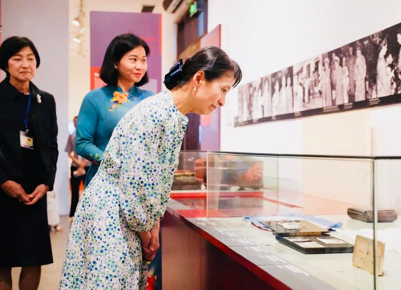 La esposa del primer ministro de Japón, Ishiba Yoshiko, contempla documentos y objetos sobre las costumbres nupciales en Vietnam. La esposa del primer ministro de Japón, Ishiba Yoshiko, contempla documentos y objetos sobre las costumbres nupciales en Vietnam.