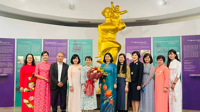 Ishiba Yoshiko, esposa del primer ministro de Japón, se toma una foto de recuerdo con representantes de la Unión de Mujeres y del Museo de la Mujer de Vietnam. Ishiba Yoshiko, esposa del primer ministro de Japón, se toma una foto de recuerdo con representantes de la Unión de Mujeres y del Museo de la Mujer de Vietnam.