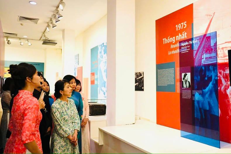 La esposa del primer ministro de Japón, Ishiba Yoshiko, escucha la presentación sobre el proceso de firma del Acuerdo de París y las contribuciones de Nguyen Thi Binh. La esposa del primer ministro de Japón, Ishiba Yoshiko, escucha la presentación sobre el proceso de firma del Acuerdo de París y las contribuciones de Nguyen Thi Binh.