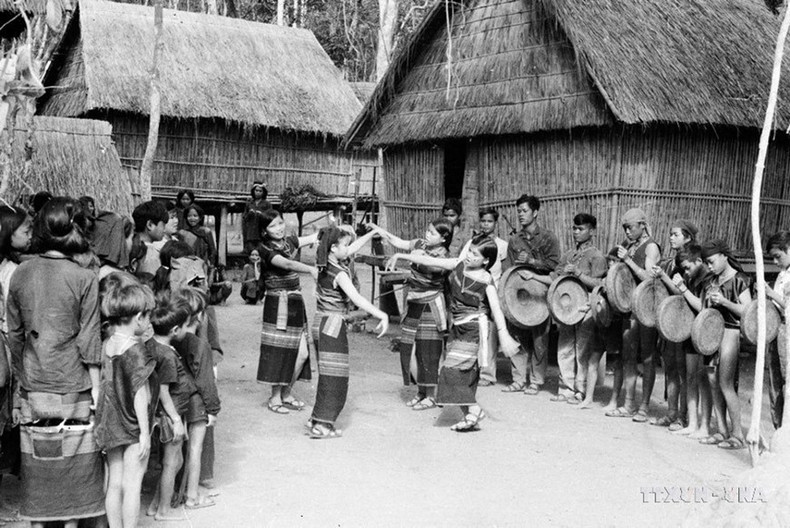La gente de Tay Nguyen (Altiplanicie Occidental) baila y canta para celebrar la victoria.