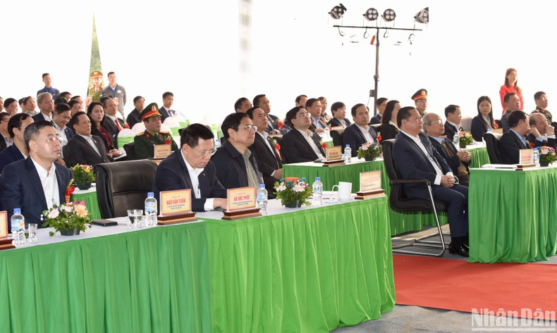 El jefe de Gobierno y los delegados en la ceremonia de inauguración. El jefe de Gobierno y los delegados en la ceremonia de inauguración.