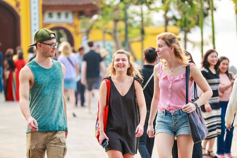 En las famosas atracciones de la capital, los visitantes son recibidos con amabilidad por la gente local. En las famosas atracciones de la capital, los visitantes son recibidos con amabilidad por la gente local.