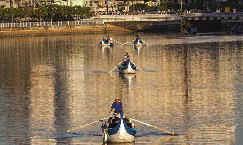 Emocionante viaje en bote para explorar el canal Nhieu Loc, que serpentea en el corazón de la ciudad. (Fotografía: Revista Ilustrada de Vietnam) Emocionante viaje en bote para explorar el canal Nhieu Loc, que serpentea en el corazón de la ciudad. (Fotografía: Revista Ilustrada de Vietnam)