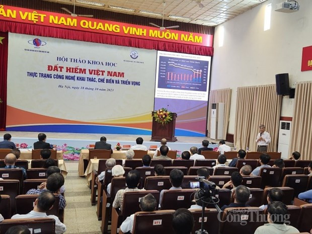 Nguyen Quang Liem, exdirector del Instituto de Ciencia de Materiales de la Academia de Ciencia y Tecnología de Vietnam, interviene en el seminario. (Foto: congthuong.vn)