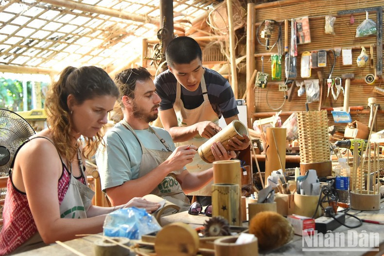 Los visitantes de Taboo pueden crear productos con sus propias ideas y recibir instrucciones sobre cómo usar las máquinas para crear las artesanías perfectas. Los visitantes de Taboo pueden crear productos con sus propias ideas y recibir instrucciones sobre cómo usar las máquinas para crear las artesanías perfectas.