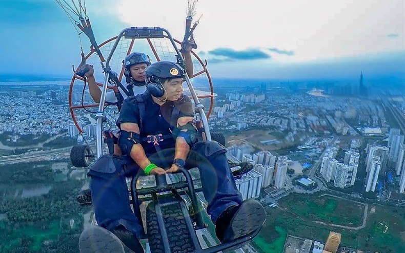 Según la opinión de algunos visitantes, el precio del vuelo con parapente en Vietnam no es alto en comparación con servicios similares en el extranjero. Además, reciben fotografías y videos gratuitos capturados desde las alturas al completar el viaje. Según la opinión de algunos visitantes, el precio del vuelo con parapente en Vietnam no es alto en comparación con servicios similares en el extranjero. Además, reciben fotografías y videos gratuitos capturados desde las alturas al completar el viaje.