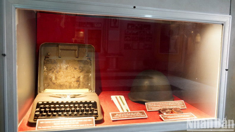 Se exhiben la máquina de escribir, el bolígrafo, las gafas y el casco que usó el Tío Ho durante la guerra de resistencia contra el imperialismo estadounidense en el Norte. Se exhiben la máquina de escribir, el bolígrafo, las gafas y el casco que usó el Tío Ho durante la guerra de resistencia contra el imperialismo estadounidense en el Norte.