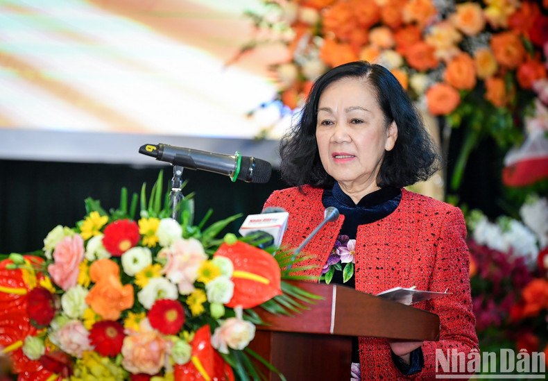 Truong Thi Mai, miembro del Buró Político y permanente del Secretariado del Comité Central del Partido y jefa de su Comisión de Organización, interviene en el evento.