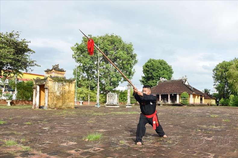 El maestro Ha Nhat Linh enseña a realizar una postura típica del arte marcial El maestro Ha Nhat Linh enseña a realizar una postura típica del arte marcial