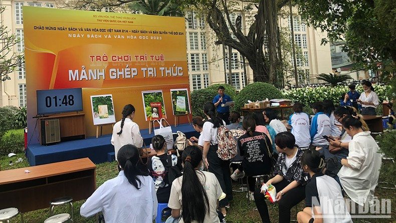 Los estudiantes participan en juegos con libros con motivo del Día de la Cultura del Libro y la Lectura de Vietnam.