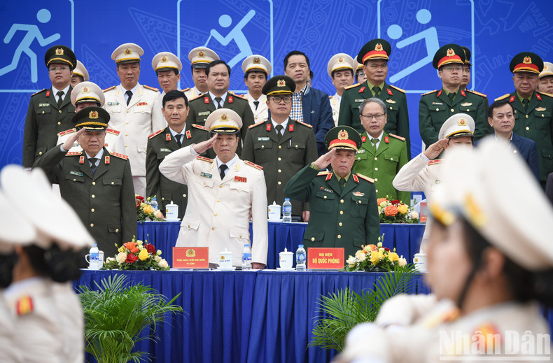 El ministro de Seguridad Pública, general To Lam, y los delegados. El ministro de Seguridad Pública, general To Lam, y los delegados.