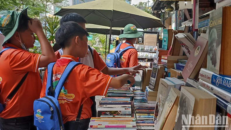 Estudiantes visitan tenderetes de libros en la Calle del Libro de Ciudad Ho Chi Minh. Estudiantes visitan tenderetes de libros en la Calle del Libro de Ciudad Ho Chi Minh.