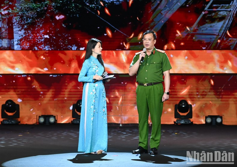 El coronel Pham Trung Hieu, jefe del Departamento de Policía de prevención y lucha contra incendios y rescate de Hanói, intercambia con los participantes. El coronel Pham Trung Hieu, jefe del Departamento de Policía de prevención y lucha contra incendios y rescate de Hanói, intercambia con los participantes.