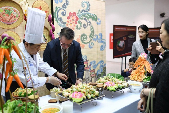 La gastronomía contribuye a difundir la cultura de Vietnam entre amigos internacionales. (Foto: VNA) La gastronomía contribuye a difundir la cultura de Vietnam entre amigos internacionales. (Foto: VNA)