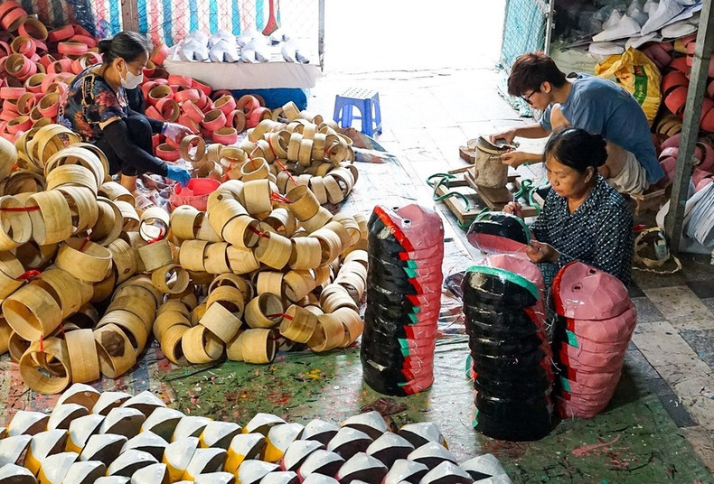 La familia de Vu Huy Dong, en la aldea de Ong Hao, comuna de Lieu Xa, distrito de Yen My, provincia de Hung Yen, aún preserva el oficio de producir juguetes tradicionales del Festival del Medio Otoño (Foto: VNA) La familia de Vu Huy Dong, en la aldea de Ong Hao, comuna de Lieu Xa, distrito de Yen My, provincia de Hung Yen, aún preserva el oficio de producir juguetes tradicionales del Festival del Medio Otoño (Foto: VNA)