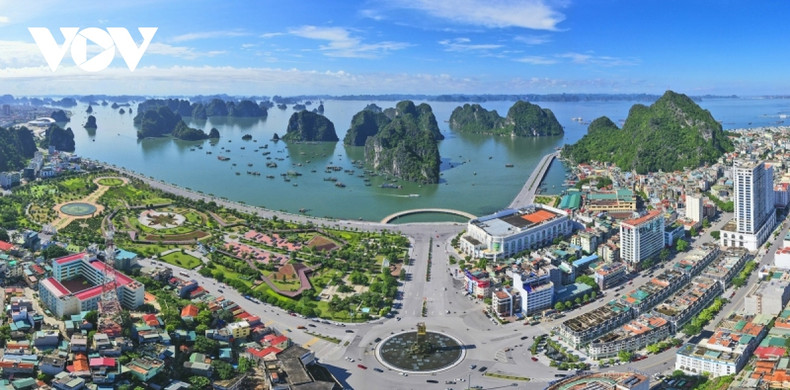 Quienes visitan la bahía de Ha Long, en la norteña provincia vietnamita de Quang Ninh, pueden admirar la montaña de piedra caliza de Bai Tho desde muchos lugares de la ciudad.