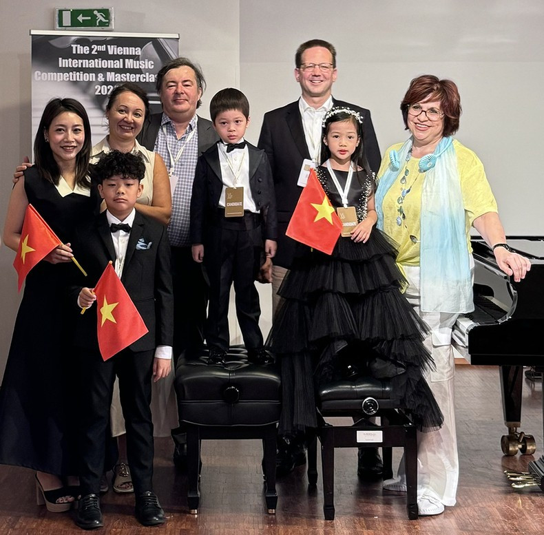 Los concursantes más jóvenes de la delegación vietnamita se toman una foto de recuerdo con los miembros del jurado del Festival.