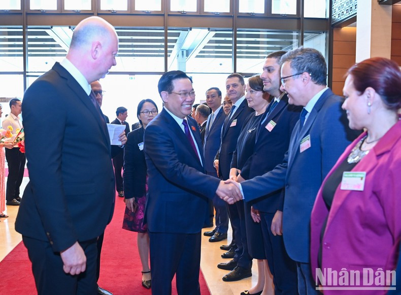 El titular de la Asamblea Nacional búlgara, Rossen Dimitrov Jeliazkov, presenta a Dinh Hue a los miembros de su delegación. El titular de la Asamblea Nacional búlgara, Rossen Dimitrov Jeliazkov, presenta a Dinh Hue a los miembros de su delegación.