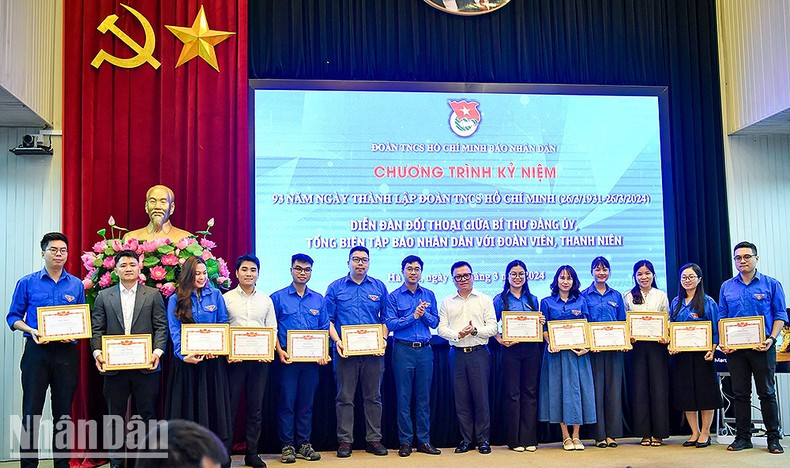 Quoc Minh otorga certificados de reconocimiento a 30 personas destacadas en la labor de la Unión y otras actividades juveniles en 2023 Quoc Minh otorga certificados de reconocimiento a 30 personas destacadas en la labor de la Unión y otras actividades juveniles en 2023