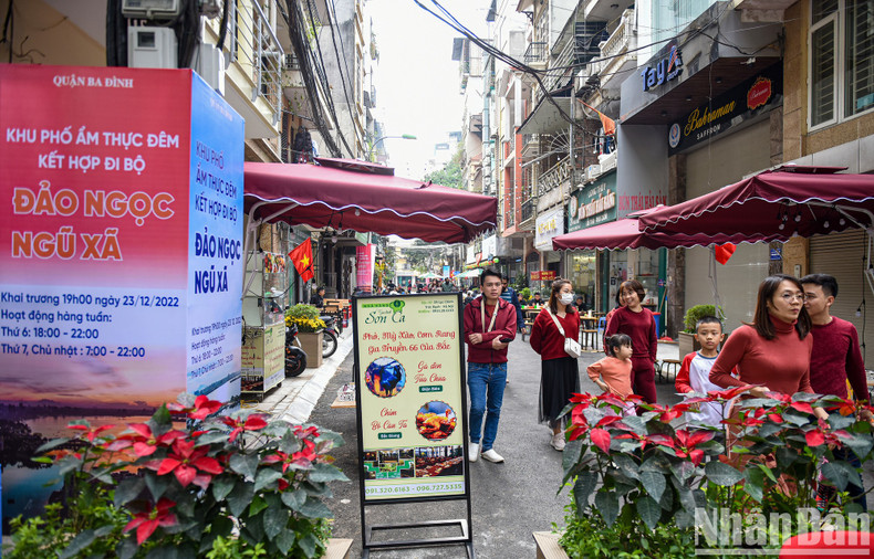 El conjunto de calle peatonal de comida nocturna Dao Ngoc Ngu Xa entró en funcionamiento.
