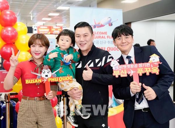 Pasajeros del vuelo inaugural Busan - Phu Quoc. (Foto: VNA)