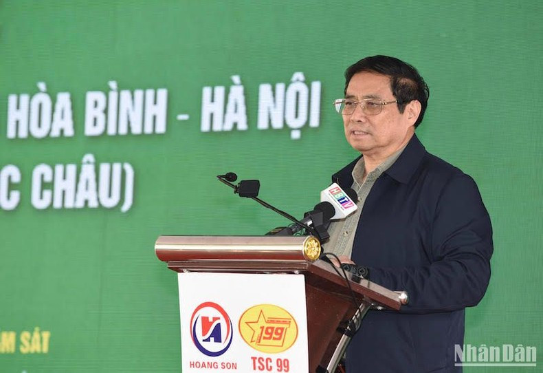 Minh Chinh habla en el acto de apertura. Minh Chinh habla en el acto de apertura.