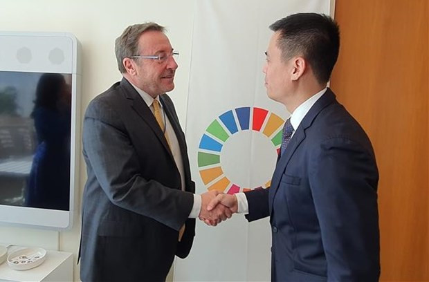 El director general de Programa de las Naciones Unidas para el Desarrollo, Achim Steiner, y el embajador Dang Hoang Giang, jefe de la Misión Permanente de Vietnam ante las Naciones Unidas (Foto:VNA) El director general de Programa de las Naciones Unidas para el Desarrollo, Achim Steiner, y el embajador Dang Hoang Giang, jefe de la Misión Permanente de Vietnam ante las Naciones Unidas (Foto:VNA)