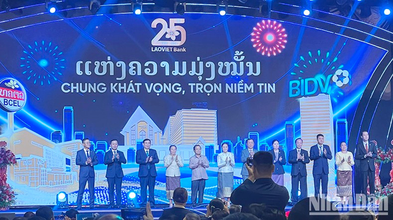 Los dirigentes del Partido y del Estado de Laos y del Banco Estatal de Vietnam felicitan al LaoVietBank. (Foto: Hai Tien) Los dirigentes del Partido y del Estado de Laos y del Banco Estatal de Vietnam felicitan al LaoVietBank. (Foto: Hai Tien)