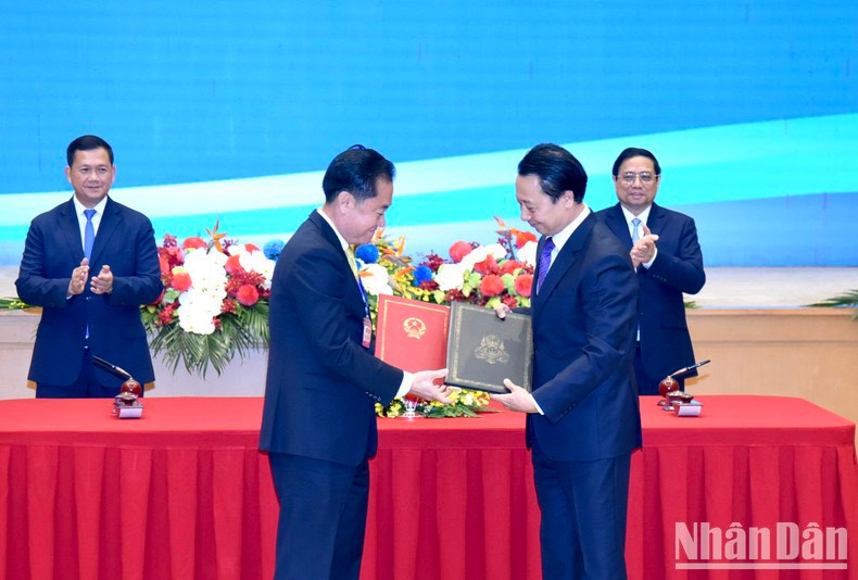 Los dos premieres presencian la firma de un Memorando de Entendimiento sobre cooperación entre la Federación de Comercio e Industria de Vietnam y la Cámara de Comercio de Camboya.