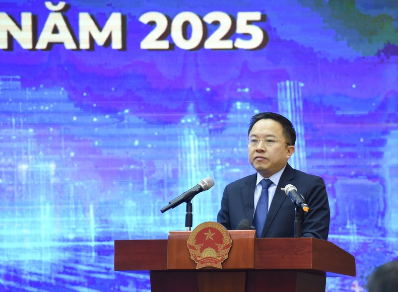 Representante de la Televisión de Vietnam en Ciudad Ho Chi Minh habla en la cita. Representante de la Televisión de Vietnam en Ciudad Ho Chi Minh habla en la cita.